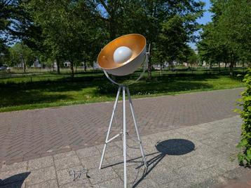 Stoere Industriële Vloerlamp / Studiolamp op Driepoot - Goud beschikbaar voor biedingen