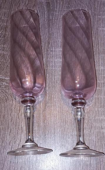 2 mooie nieuwe luxe paars/lila champagne glazen beschikbaar voor biedingen
