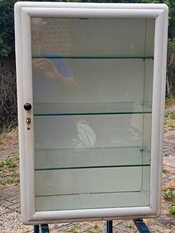 vintage apothekerskast of dokterskast beschikbaar voor biedingen