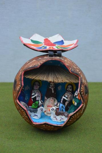 bijzonder kerststalletje van een kokosnoot gemaakt Guatemala beschikbaar voor biedingen