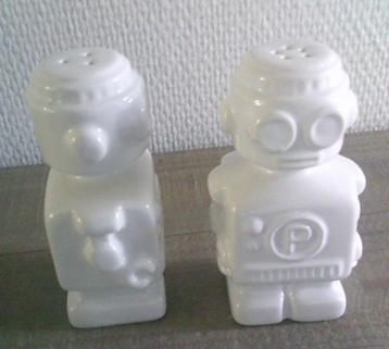 Peper en zout stel ROBOTS in het wit ZGAN beschikbaar voor biedingen