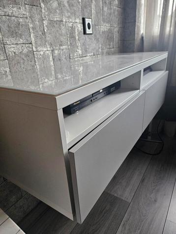 Wit zwevende meubel beschikbaar voor biedingen