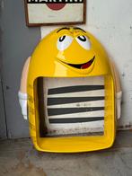 Gele M&M Display - Eyecatcher voor aan de muur!, Verzamelen, Ophalen of Verzenden, Gebruikt, Reclamebord
