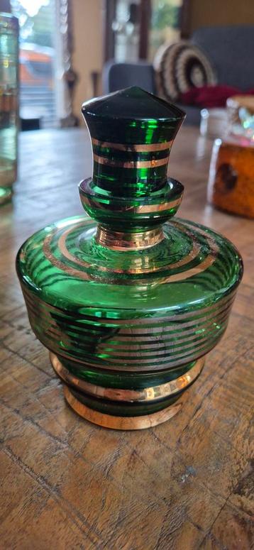 Groene Parfumfles met Gouden Details beschikbaar voor biedingen