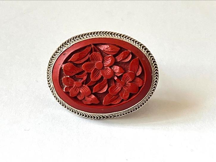 Broche zilver Chinese cinnaber, Sieraden, Tassen en Uiterlijk, Antieke sieraden, Broche, Zilver, Met edelsteen, Verzenden