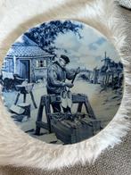 Delfts Blauw bord "De Klompenmaker"., Antiek en Kunst, Antiek | Wandborden en Tegels, Ophalen of Verzenden
