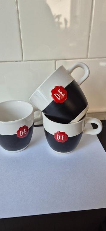 12 cappuccino mokken DE met zwarte krijtstreep, rood zegel beschikbaar voor biedingen