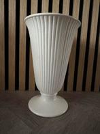 Witte / crème kleurige Wedgwood Vaas, Gebruikt, Verzenden, Wit, Aardewerk of Porselein