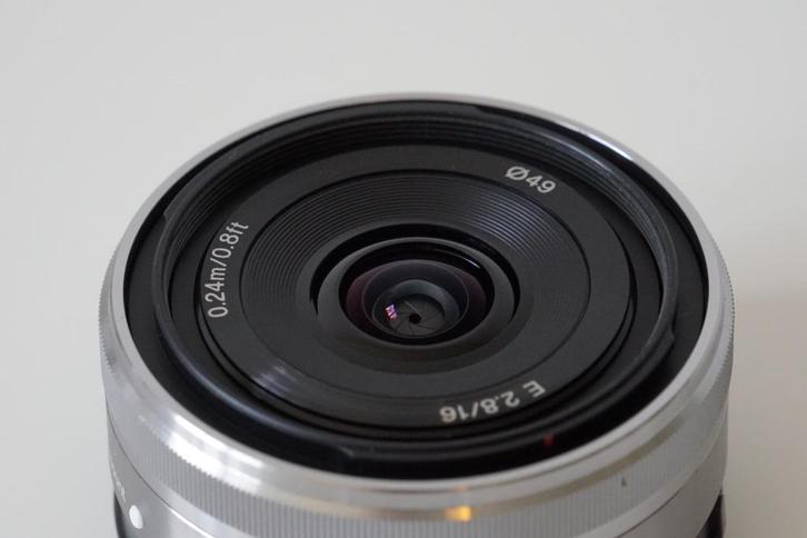 SONY ALPHA / NEX -16mm ZILVER - PANCAKE - WIDE ANGLE TOP, Audio, Tv en Foto, Fotografie | Lenzen en Objectieven, Zo goed als nieuw