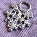 Bodemvondst Friesland: Antieke Zilveren Hanger Ornament