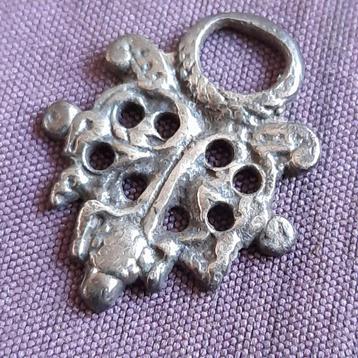 Bodemvondst Friesland: Antieke Zilveren Hanger Ornament beschikbaar voor biedingen