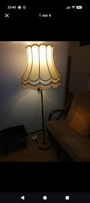Antieke lamp.  beschikbaar voor biedingen