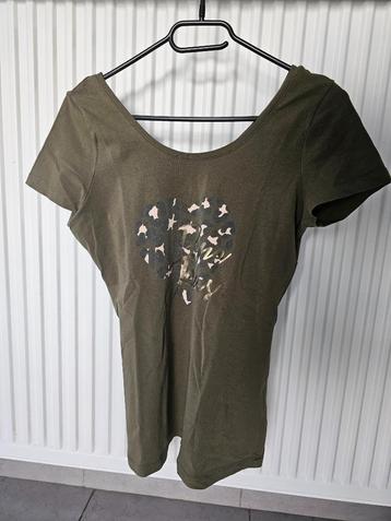 donkergroene T-shirt met print beschikbaar voor biedingen