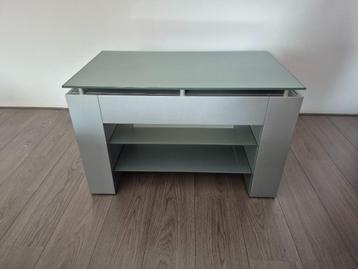 Zilvergrijs meubel te koop beschikbaar voor biedingen