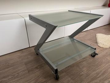 Compact kastje / tv meubel / salontafel op wielen beschikbaar voor biedingen
