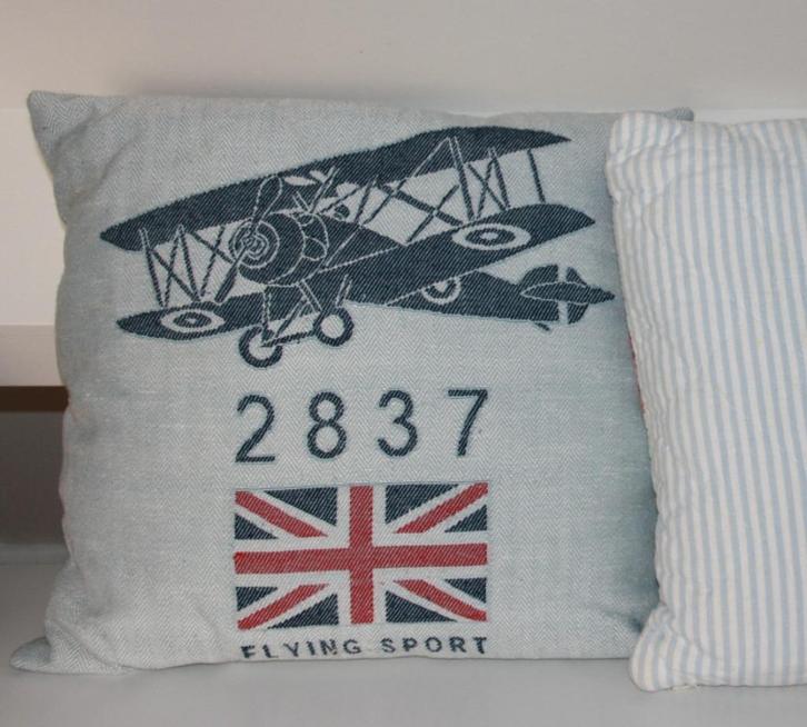 NIEUW RM kussenhoes met binnenkussen met vliegtuig blauw, Huis en Inrichting, Woonaccessoires | Kussens, Nieuw, Blauw, Vierkant
