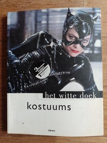 4 boeken + 1 tijdschrift over kostuums  beschikbaar voor biedingen