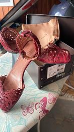 Alaïa bordeauxrode sandaal met enkelband maat 39, Ophalen of Verzenden, Zo goed als nieuw, Sandalen of Muiltjes