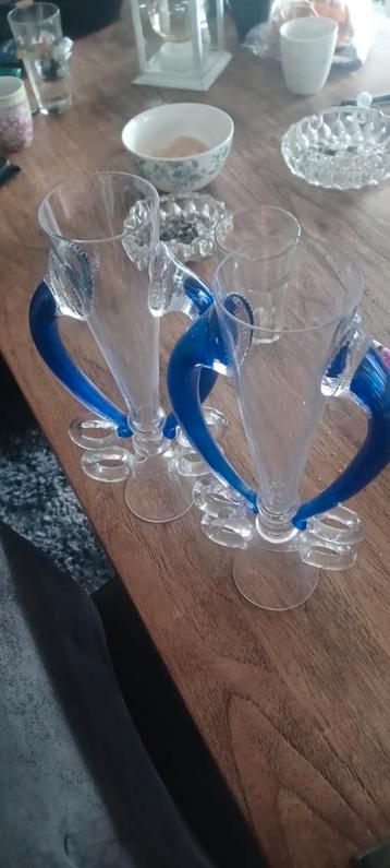 Vintage glazen met blauwe accenten beschikbaar voor biedingen
