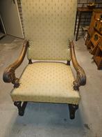 Antieke fauteuil met bewerkte armleuningen, Ophalen