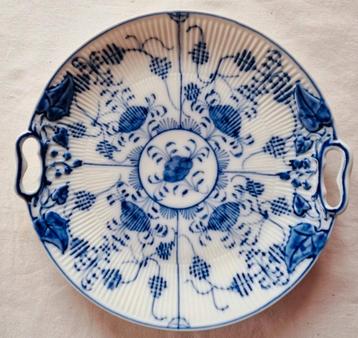 Blauwe witte schaal relief blaadjes bloemen handvatten beschikbaar voor biedingen