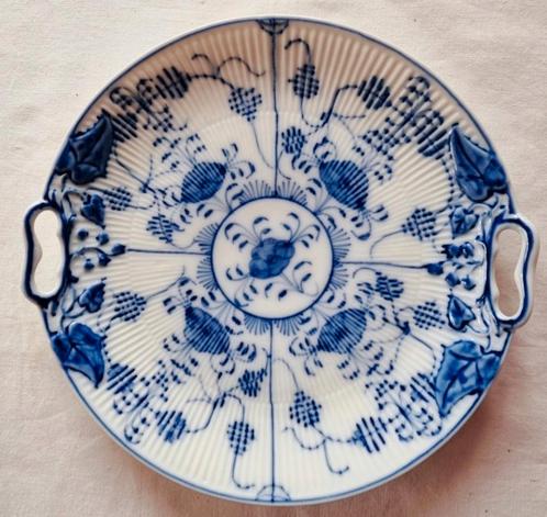 Blauwe witte schaal relief blaadjes bloemen handvatten, Antiek en Kunst, Antiek | Schalen, Ophalen of Verzenden