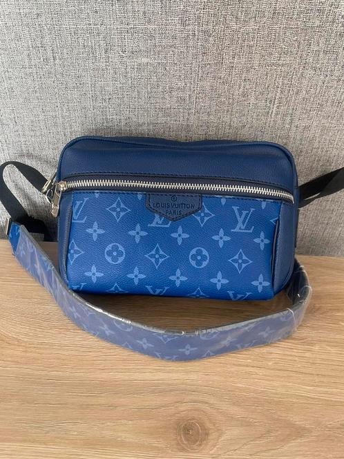 LOUIS VUITTON OUTDOOR MESSENGER BAG, Sieraden, Tassen en Uiterlijk, Tassen | Schoudertassen, Nieuw, Blauw, Ophalen