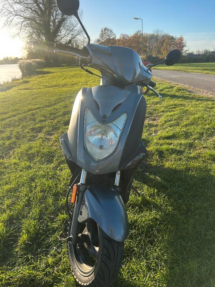 Grijze kymco agility 50 blauw kenteken, Fietsen en Brommers, Scooters | Kymco, Gebruikt, Agility, Maximaal 25 km/u, Benzine, Ophalen