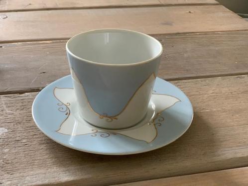 Kop en schotel. Lichtblauw /wit / goud. Wawel porselein., Huis en Inrichting, Keuken | Servies, Zo goed als nieuw, Kop(pen) en/of Schotel(s)