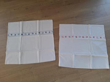 2 kussenslopen jaren 70 rozenrand 1x blauw + 1x roze beschikbaar voor biedingen