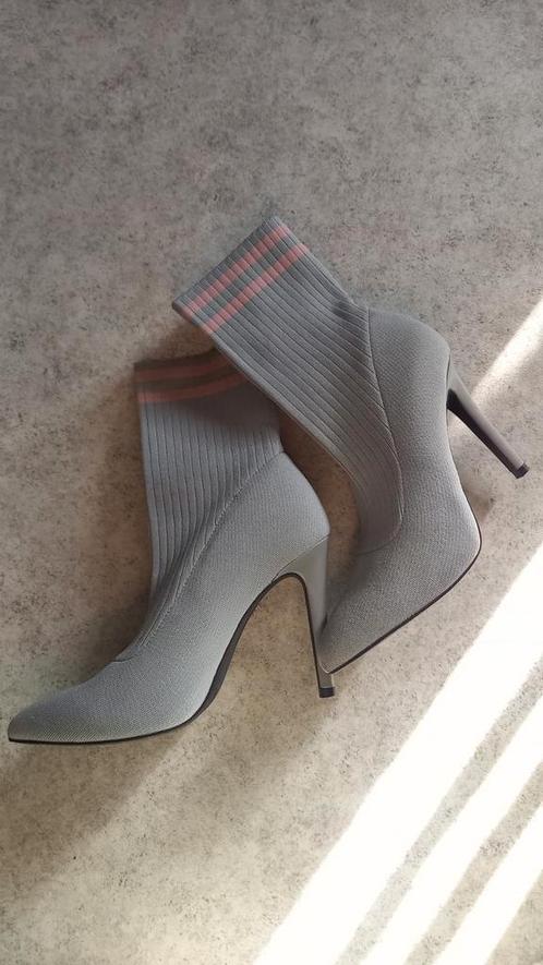 Lichtgrijze haklaars, pump, maat 39, Kleding | Dames, Schoenen, Zo goed als nieuw, Hoge laarzen, Grijs, Ophalen of Verzenden
