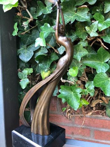 elegant bronzen beeld vrouw die vogel duif los laat  beschikbaar voor biedingen