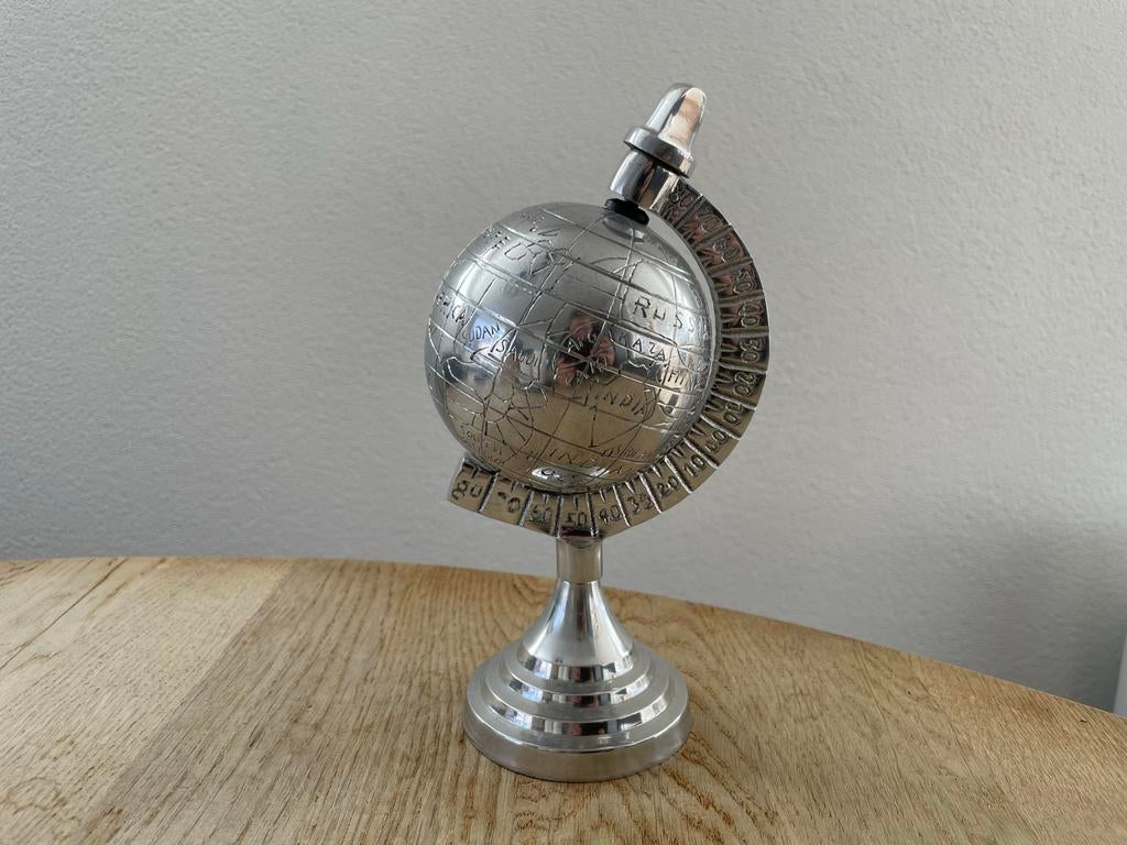 Wereldbol zilverkleurig metaal decoratie, Ophalen of Verzenden, Zo goed als nieuw