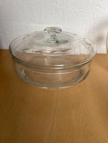 Glazen schaal met deksel beschikbaar voor biedingen