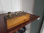 Houten blok met messing gewichten, Ophalen