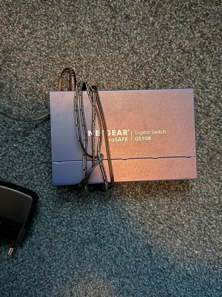 NETGEAR GS108v4 8-Poorts Gigabit Switch, Computers en Software, Netwerk switches, Gebruikt, Ophalen of Verzenden