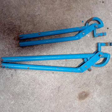 2 buigijzers , 12 en 15mm. beschikbaar voor biedingen