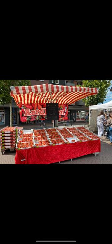 Verkoopstand aardbeien. beschikbaar voor biedingen