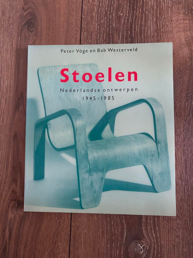 Stoelen: Nederlandse Ontwerpen 1945-1985, Boeken, Ophalen of Verzenden, Zo goed als nieuw, Architectuur algemeen