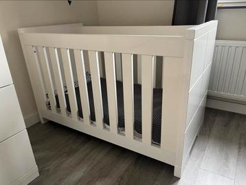 Babykamer hoogglans wit beschikbaar voor biedingen