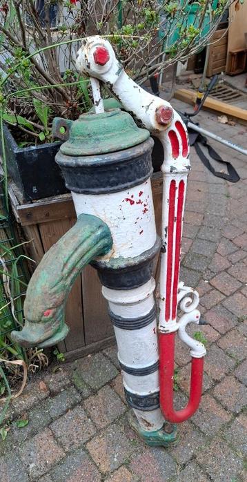 Oude waterpomp beschikbaar voor biedingen