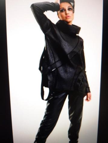 Caraclan superaparte trui met afneembare col beschikbaar voor biedingen