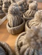 59 Miniatuur wollen mutsjes - handgemaakt, Ophalen, Nieuw, Knutselwerk