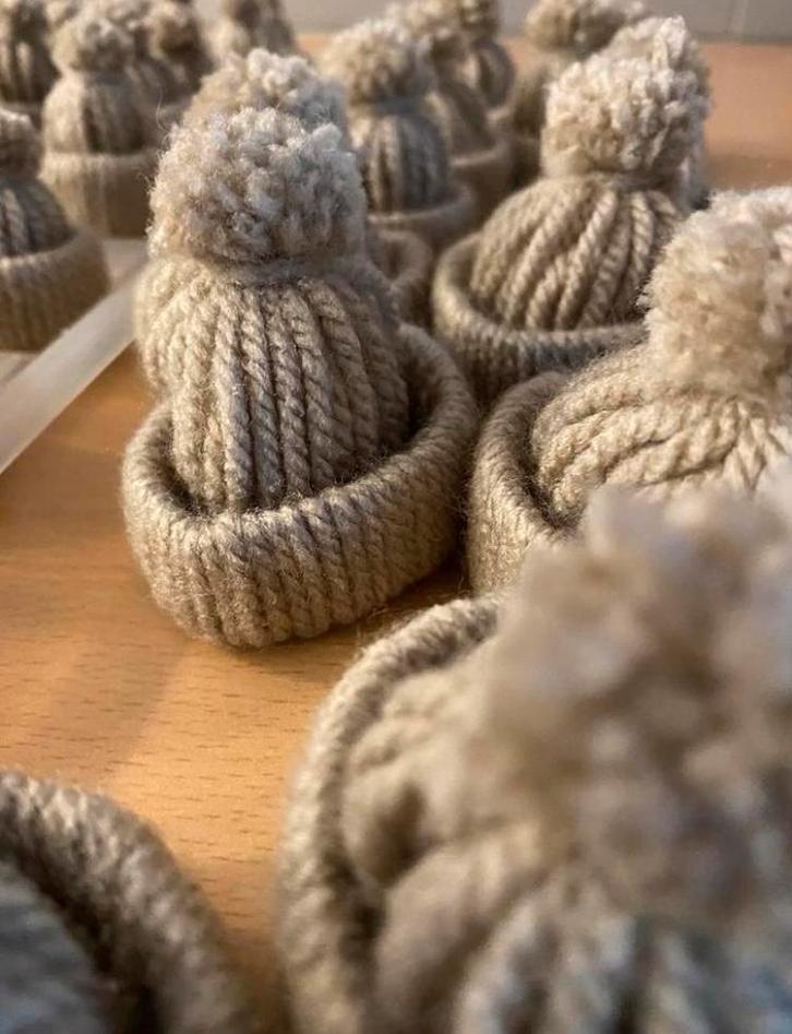 59 Miniatuur wollen mutsjes - handgemaakt, Hobby en Vrije tijd, Knutselen, Nieuw, Knutselwerk, Ophalen