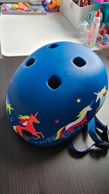 Micro kinderhelm met eenhoorns beschikbaar voor biedingen