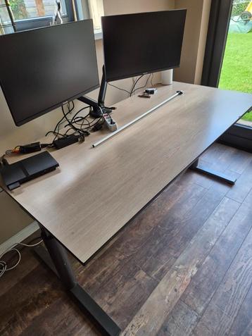 Bureau 1,6m x 0,8m beschikbaar voor biedingen