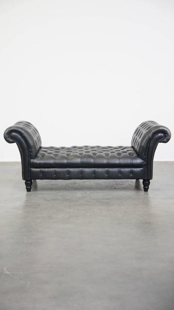 Groot, zwart chesterfield daybed gemaakt van rundleer beschikbaar voor biedingen