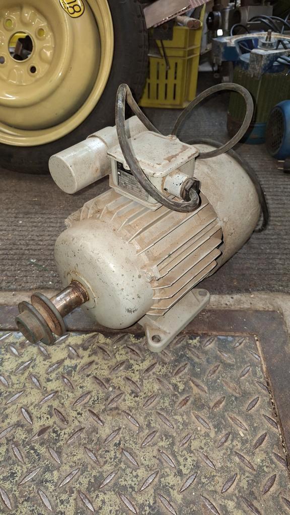 Elektromotor 230V - Gebruikt, Doe-het-zelf en Verbouw, Gereedschap | Machine-onderdelen en Toebehoren, Ophalen of Verzenden