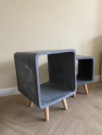 Twee betonkrukjes beschikbaar voor biedingen