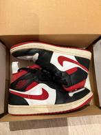 Jordan 1 Mid - Maat 40 - Zwart/Wit/Rood, Kleding | Dames, Schoenen, Ophalen of Verzenden, Gedragen, Zwart